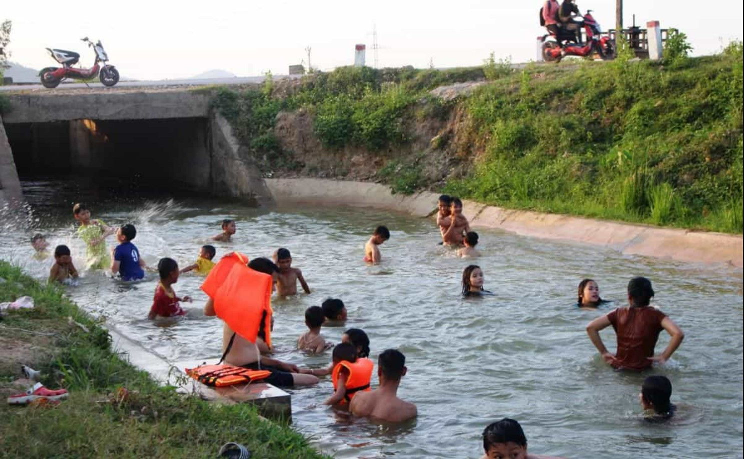 Mơ thấy tắm sông với người khác